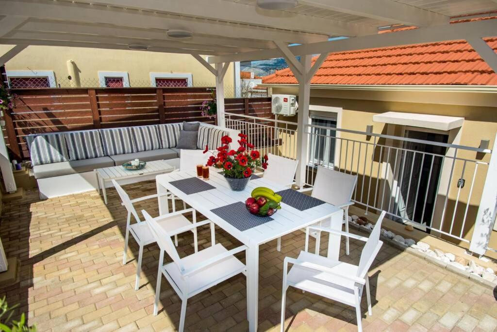 Avocado Villa Offering Peace And Relaxation อาร์กอสโตลี ภายนอก รูปภาพ