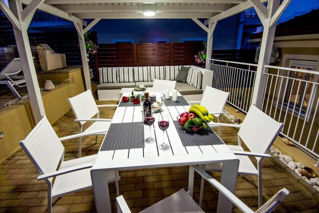 Avocado Villa Offering Peace And Relaxation อาร์กอสโตลี ภายนอก รูปภาพ